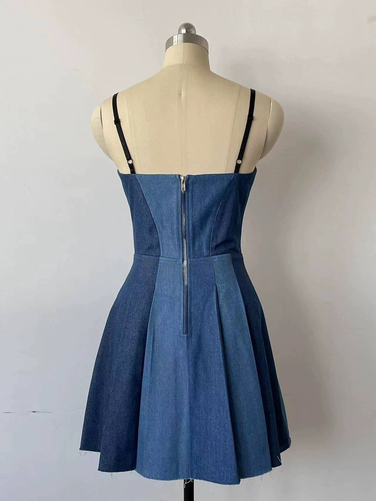 taylor swift vma denim dress Taylor Swift Wears EB DENIM Mini Dress to VMAs After-Party